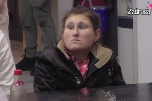 DIVNA DNK SE USPANIČILA, MOLI ZA POMOĆ: Zadrugar odlepio za njom, plaši se da ne prevari Marka!