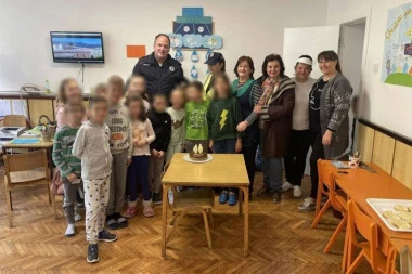 LJUBAV DECE JE NAJISKRENIJA! Mališani iz škole u Novom Sadu pripremili nezaboravan rođendan za školskog policajca (VIDEO)