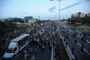 RASKRINKANA OPOZICIONA FOTOŠOP FABRIKA LAŽI! Snimak Aldžazire iz vazduha: Evo koliko je zaista bilo ljudi na protestu (VIDEO)