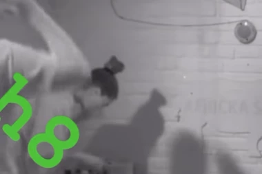 ''ZACEMENTIRAŠ SE OD TABLETA!'' Anđela se ne skida sa LEKOVA, Slavnić je napao, ona mu odbrusila: Volim da ih pijem! (VIDEO)