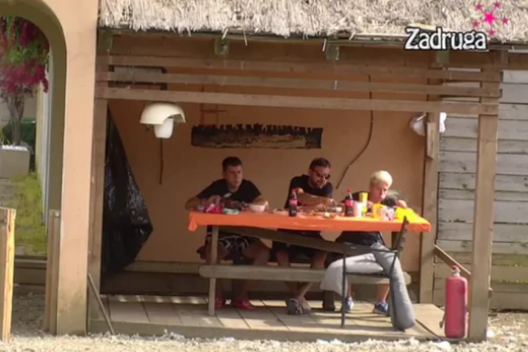 Zadrugari ručaju u ekonomskom dvorištu