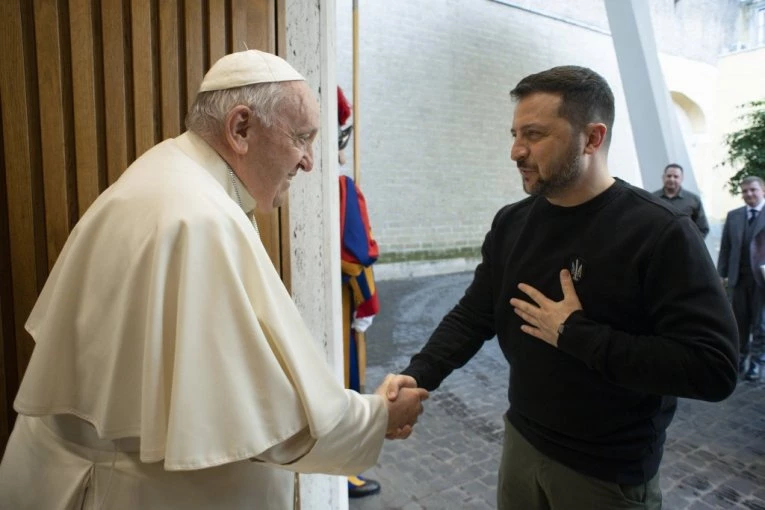 ZA NEVERICU ŠTA JE ZELENSKI POKLONIO PAPA FRANJI! Ukrajinski predsednik sastao se sa poglavarom Rimokatoličke crkve u Vatikanu!
