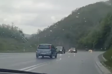 E, OVAKO SE GUBI GLAVA! Pogledajte šta čovek radi i kako vozi na putu Užice-Zlatibor! (VIDEO)