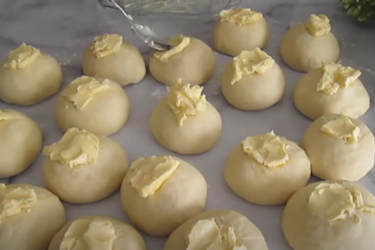 Na formirane loptice stavljate maslac