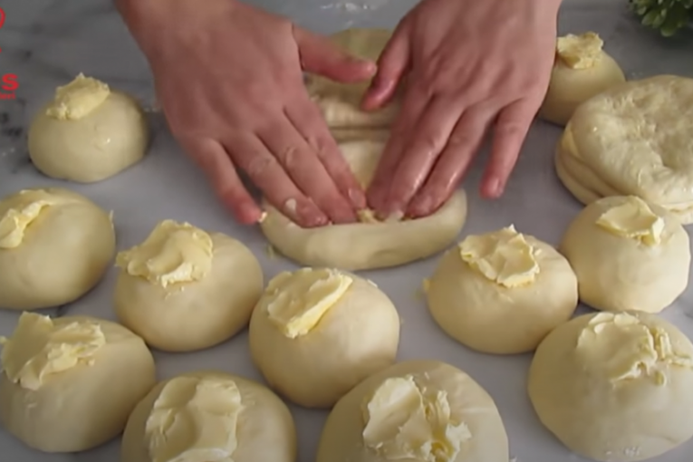 Maslac utiskujete u svaku lopticu