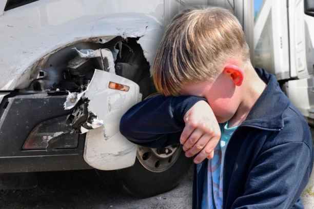 (UZNEMIRUJUĆI SNIMAK) DETE UDARIO KAMION! Nesreća u Petrovaradinu, majka otkrila u kom stanju je dete!