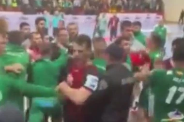 POMRAČENJE UMA! Policajac pendrekom ODALAMIO igrača po glavi! Ceo svet u NEVERICI! (VIDEO)