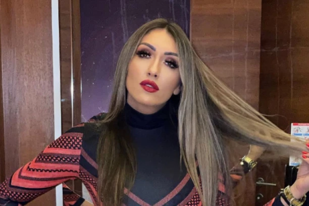 "OTIŠLA MI JE NAJBOLJA PRIJATELJICA" Tuga u domu poznate voditeljke, objavila POSLEDNJI selfi sa voljenom: Hvala za divne trenutke ovih 14 godina!