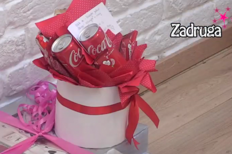 Anđela i Zvezdan otvaraju poklone