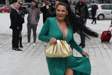 DUBOK DEKOLTE I VRTOGLAVO VISOKE POTPETICE: Slađa na svadbi mlađeg sina izgleda kao milion dolara, Đani ponosno koračao pored supruge!