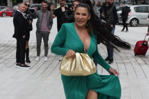 DUBOK DEKOLTE I VRTOGLAVO VISOKE POTPETICE: Slađa na svadbi mlađeg sina izgleda kao milion dolara, Đani ponosno koračao pored supruge!