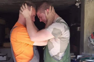 FOTOGRAFIJA KOJA JE ODUŠEVILA SRBIJU! Stolar Mile zavetovao sina na NAJLEPŠI ZADATAK! (FOTO)