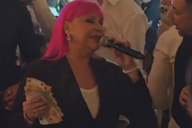 ZORICA BRUNCLIK SE OPARILA NA SVADBI ĐANIJEVOG SINA: Pevačica rekorderka po bakšišu, ne zna šta će sa EVRIMA! (VIDEO)