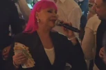 ZORICA BRUNCLIK SE OPARILA NA SVADBI ĐANIJEVOG SINA: Pevačica rekorderka po bakšišu, ne zna šta će sa EVRIMA! (VIDEO)