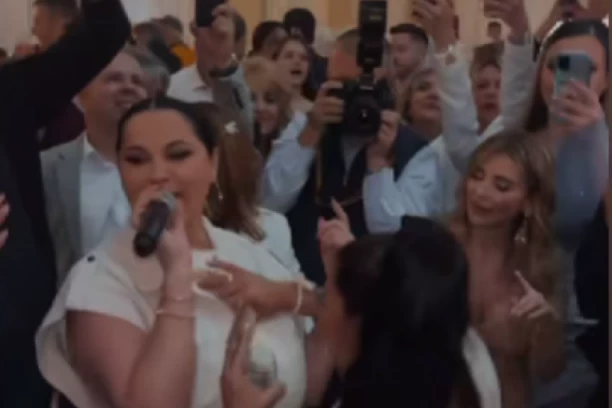 SLAĐA NAPRAVILA HAOS NA SVADBI! Gura Jani evre u dekolte, pa joj LJUBI grudi! (VIDEO)
