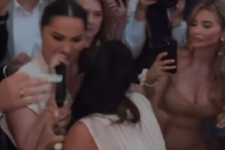 Slađa ljubi Janine grudi