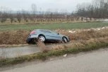 SAOBRAĆAJNA NESREĆA U ORAŠCU: Kombi i automobil proklizali, sleteli s puta i završili u kanalu!
