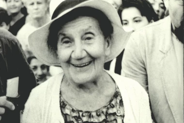 DESANKA MAKSIMOVIĆ PREDOSETILA SVOJU SMRT: Napisala pesmu, pala u postelju i preminula!