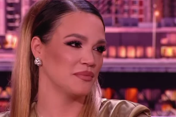 DA LI BISTE JE PREPOZNALI?! Pevačica je pre operacija skroz drugačije izgledala! Evo kolika je razlika i šta je sve PROMENILA NA SEBI (FOTO)