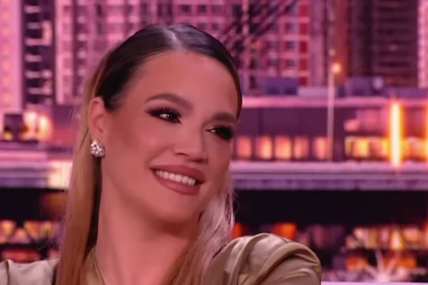 NAŠA PREVAČICA NAPRAVILA ŠOK TRANSFORMACIJU: Prepolovila se, pa se utegla u haljinu - svi gledaju samo JEDNO! (FOTO)