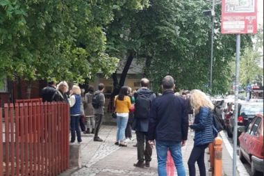 OPET KRENULE DOJAVE O BOMBAMA! Na meti škole širom Beograda, policijske ekipe na terenu!