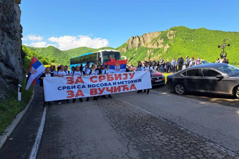 Pešačenje Srba sa Kim na miting