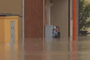 POTRESNO! MAJKA I BEBA UMALO SE UDAVILE U POPLAVI U ITALIJI! Pogledajte dramatičan snimak spasavanja dok nesrećna žena doziva pomoć! (VIDEO)