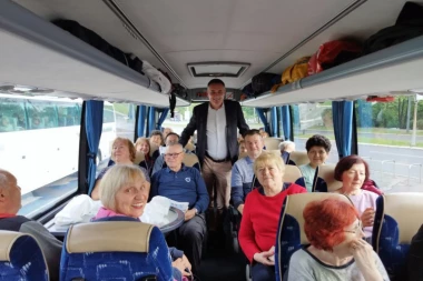 PENZIONERI SA SAVSКOG VENCA OTIŠLI NA BESPLATAN DVODNEVNI IZLET NA TARU (FOTO)