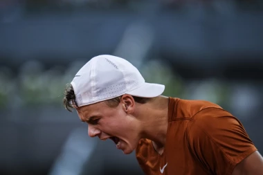 DANAC POLUDEO! Rune ŽESTOKO OŠTEĆEN protiv Đokovića, pa OSUO PALJBU po sudiji! (VIDEO)