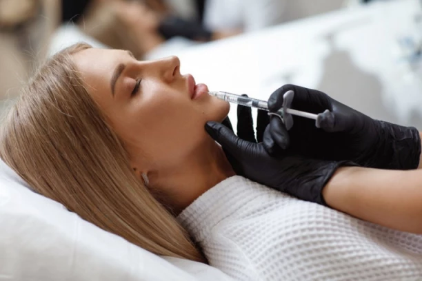 MAMA I TATA ĆERKI ZA 18. ROĐENDAN POKLANJAJU SILIKONE! Srpski hirurg obelodanio zahteve devojaka "Ja od ovoga živim, ali ne znam ko voli takve žene"