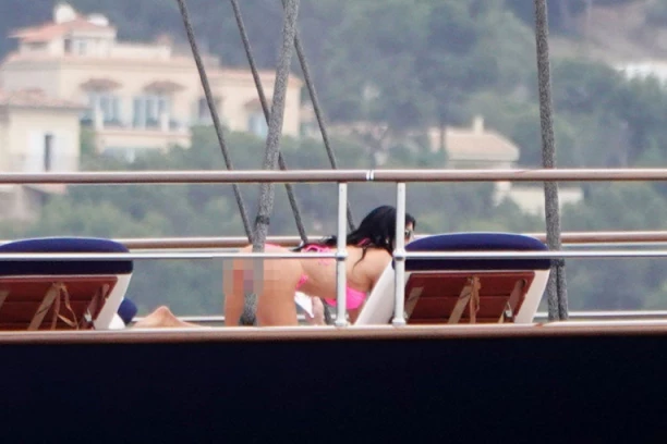 NA SVE ČETIRI KLEČI, SEVA GOLA ZADNJICA NA JAHTI: Razvela je najbogatijeg muškarca, a sad se i skinula "AL' SE OVA UVALILA" (FOTO)