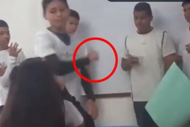 ŠTA SE OVO DEŠAVA?! DEČAK NASRED ČASA IZBO DRUGARICU: Jeziv snimak se širi društvenim mrežama, kamera zabeležila CEO HOROR (VIDEO)