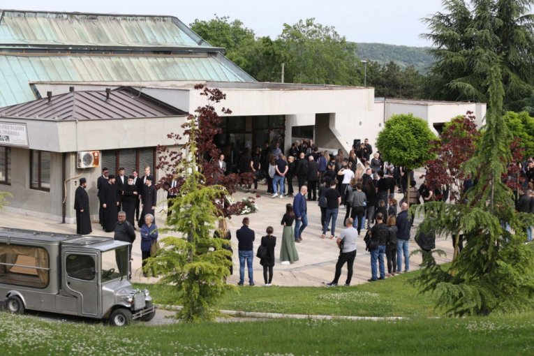 Okupljanje na sahrani nesrećno nastradale Angeline