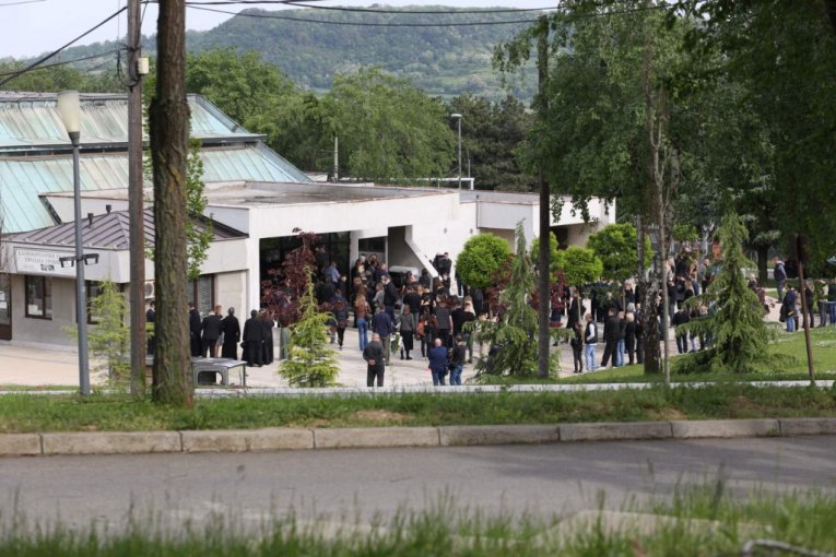 Skup ljudi na sahrani male Angeline