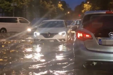 POLICAJAC SPASIO ŽENU IZ POPLAVLJENE ULICE U NOVOM SADU: Snimak postao viralan - komentari pljušte (VIDEO)