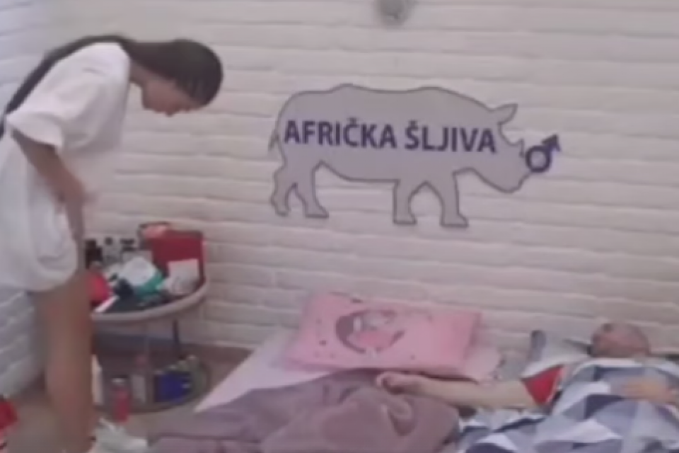 Anđela pokazuje Zvezdanu bubuljice