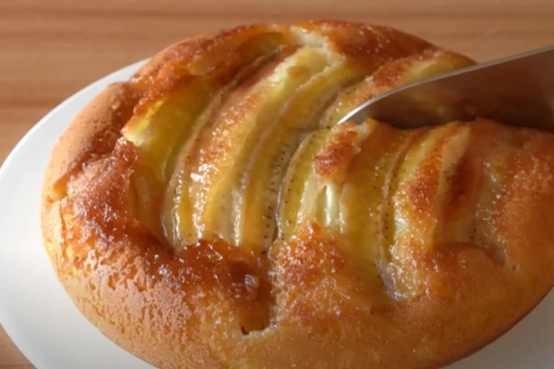 KOLAČ OD TRI BANANE I JEDNOG JAJETA: Kremast i sočan, spreman je za čas - Ne smete ga propustiti!