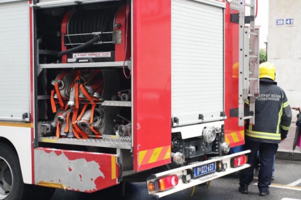 NE MOŽE SE AUTOM, A KAMOLI PEŠKE, SVAKA ČAST VATROGASCIMA: Pomogli deci da prođu kroz poplavljenu ulicu u Futogu (VIDEO)