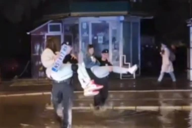 NA RAMENA PA PREKO VODE: Čitava Srbija bruji o akciji spašavanja pripadnika MUP (VIDEO)