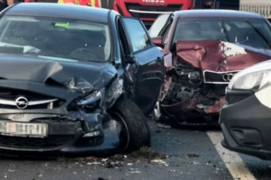 TEŽAK LANČANI SUDAR KOD LUČANA: Zakucala se tri vozila, delovi automobila na sve strane - na licu mesta jeziv prizor!