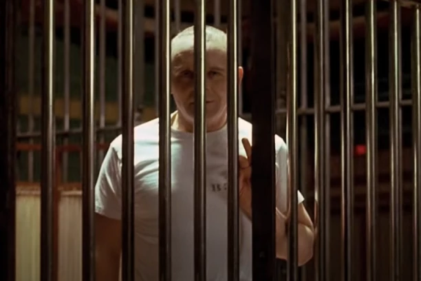 OVAKO IZGLEDA ŽIVOT PRAVOG HANIBALA LEKTORA: Više od četiri decenije je u samici, a čuvare moli samo jedno