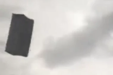 LETELI DELOVI ZGRADA, KROVOVI, ČAK I KAUČ:! Zastrašujuć snimak iz Turske: Snažan uragan pogodio Ankaru, ljudi nisu mogli da veruju šta se dešava