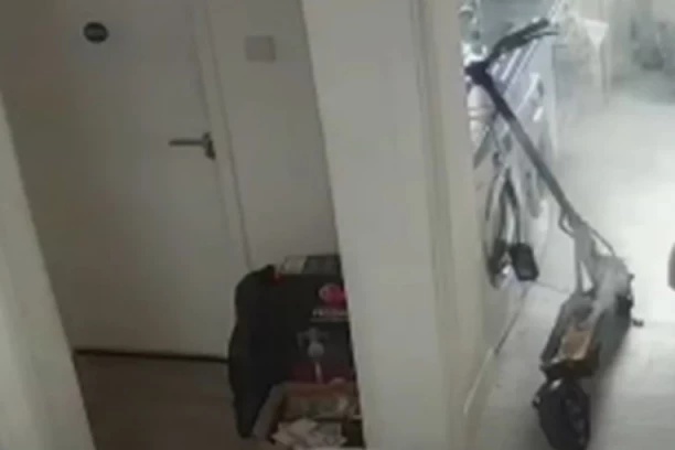 UPOZORENJE ZA SVE VOZAČE: Električni trotinet se zapalio u kuhinji, a onda je usledila velika EKSPLOZIJA (VIDEO)
