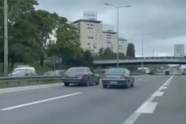 VOZAČ IZAŠAO SA PAJSEROM! LUDILO KOD ARENE: Pežo sve vreme seče Mercedes na auto-putu, usledila jurnjava (VIDEO)