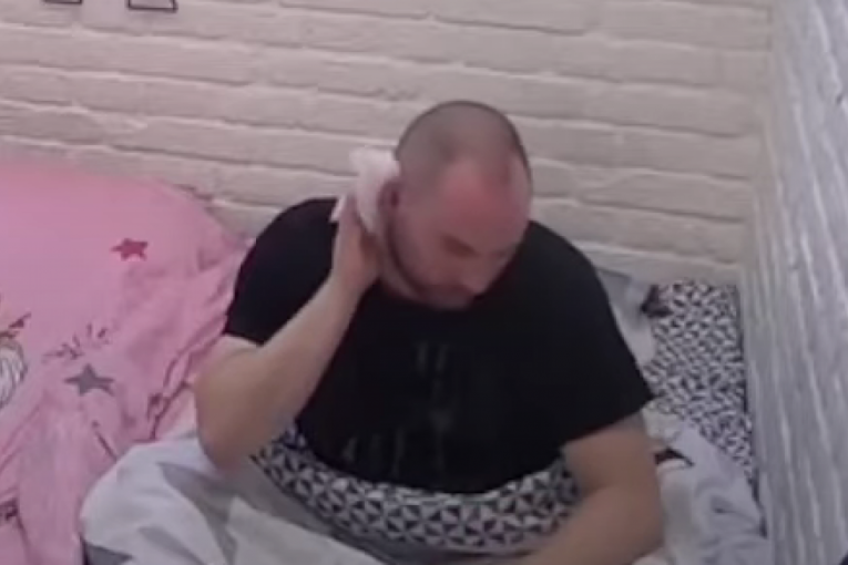 Zvezdan se briše vlažnim maramicama