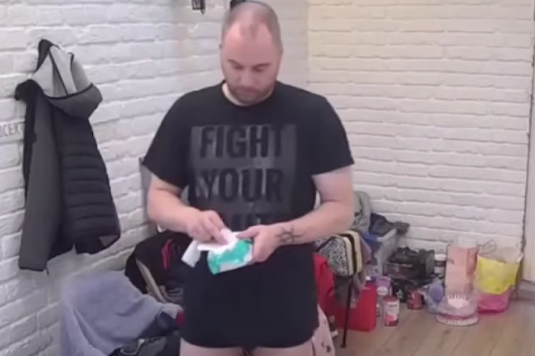 Zvezdan se briše vlažnim maramicama