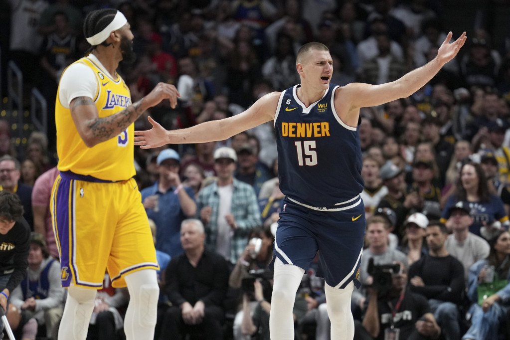 Nikola Jokić protiv Lejkersa