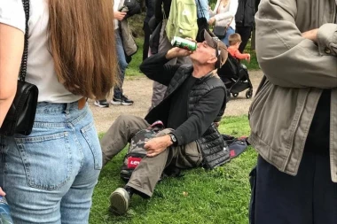 KAKAV PROTEST, NJIMA JE DO CIRKANJA: Šok fotografija sa opozicionog skupa u Beogradu