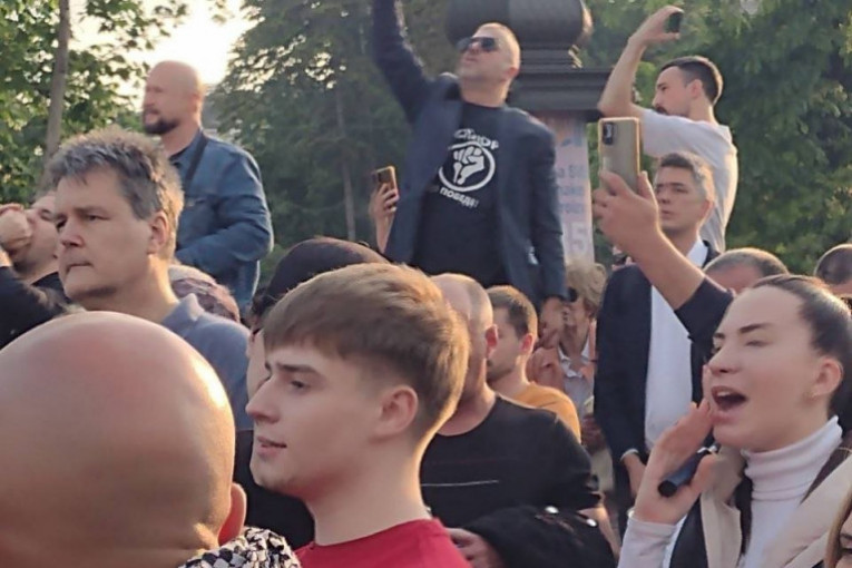 SERGEJ POZIRA NA PROTESTU! Trifunović pred juriš na fotelje "opalio" SELFI (FOTO)