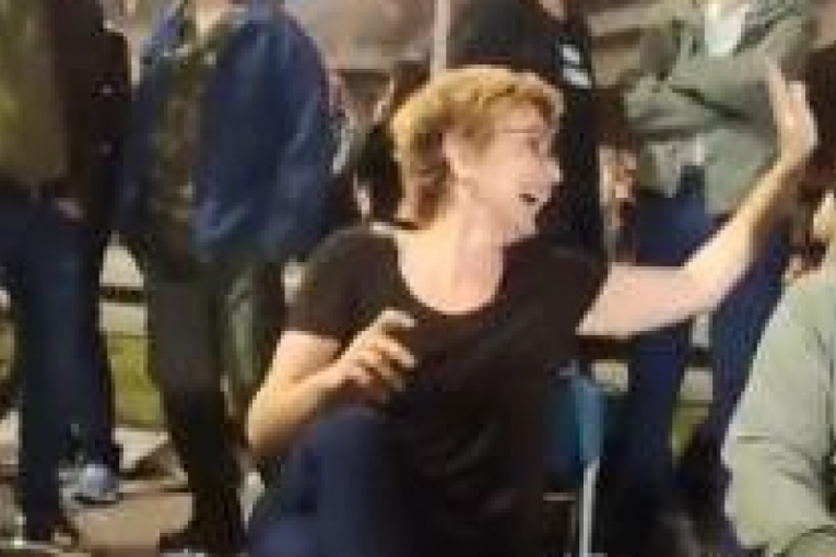 I OVO JE SAOSEĆANJE SA TRAGEDIJOM?! Biljana Stojković se cereka na protestu